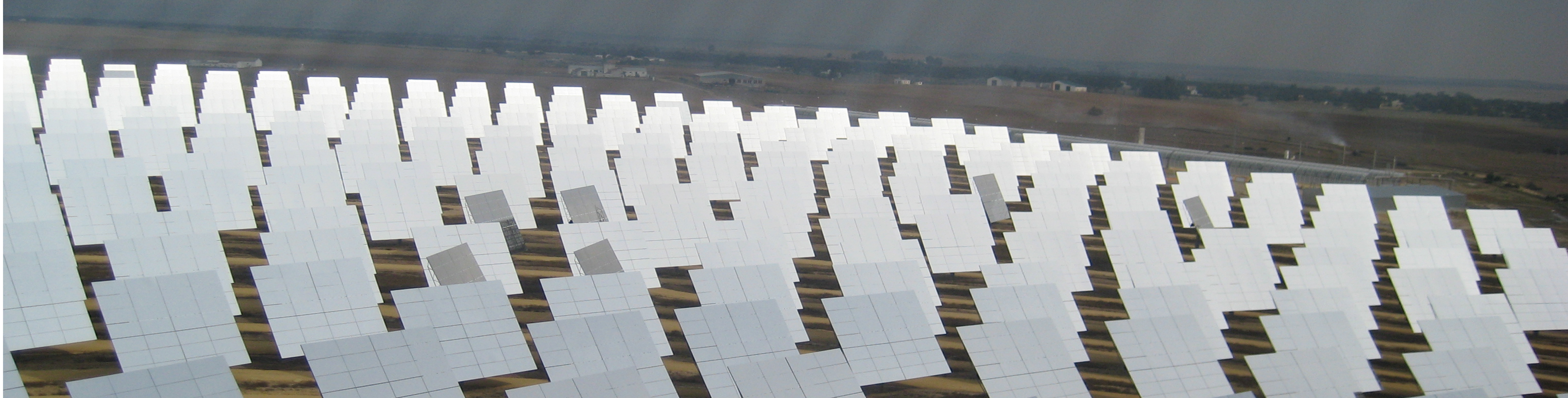 Un grupo de 40 investigadores del cicCartuja visita las instalaciones de Abengoa Solar en Sanlúcar la Mayor